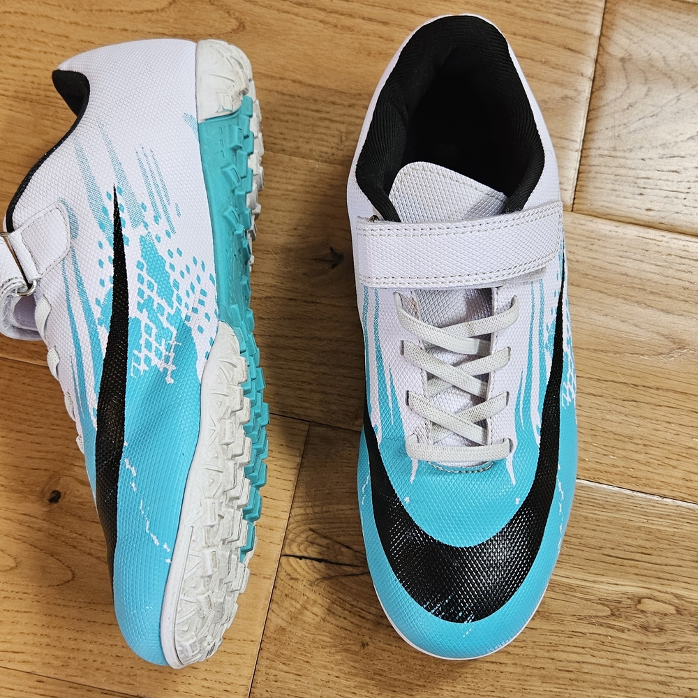 Athletic Soccer Training Shoes for Outdoor/Indoor Use Size EU38.